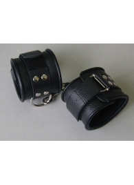 Чёрные кожаные наручники с ремешком с двумя карабинами - Sitabella - купить с доставкой в Абакане
