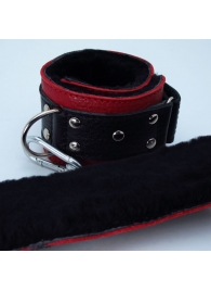 Красно-чёрные кожаные наручники с меховым подкладом - БДСМ Арсенал - купить с доставкой в Абакане