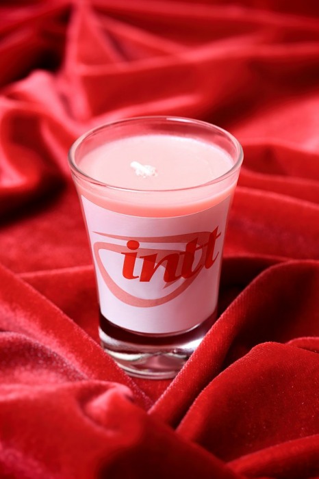 Массажная свеча для поцелуев Strawberry с ароматом клубники - 30 гр. - INTT - купить с доставкой в Абакане
