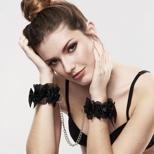 Черные наручники FROU FROU с цепочкой - Bijoux Indiscrets - купить с доставкой в Абакане