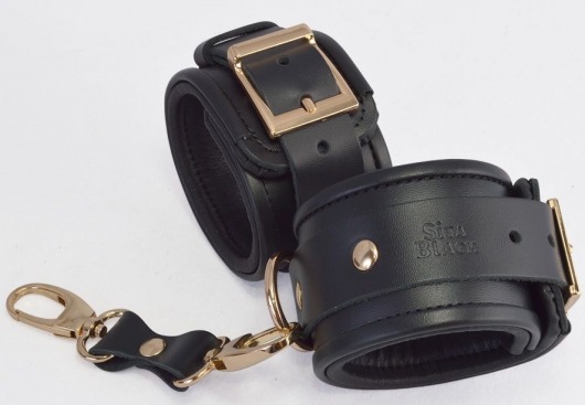 Черные кожаные наручники с золотистыми пряжками и карабином - Sitabella - купить с доставкой в Абакане