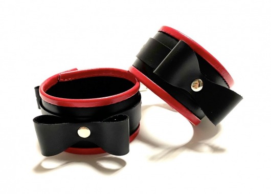 Черно-красные наручники с бантиками из эко-кожи - БДСМ Арсенал - купить с доставкой в Абакане