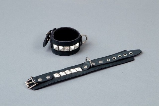 Чёрные кожаные наручники с металлическими квадропуклями - Подиум - купить с доставкой в Абакане