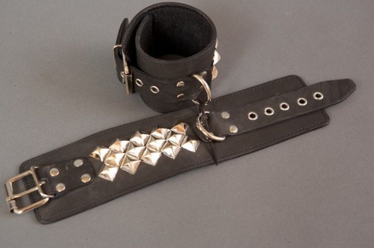 Широкие наручники с квадропуклями - Подиум - купить с доставкой в Абакане