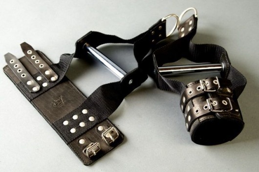 Чёрные наручники с хромированной трубкой для подвешивания - Подиум - купить с доставкой в Абакане
