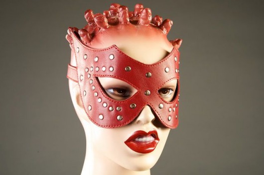 Красная кожаная маска с заклёпками - Подиум - купить с доставкой в Абакане