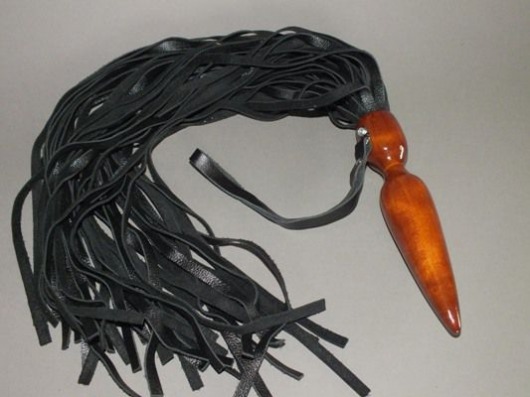 Чёрный кожаный флоггер с деревянной ручкой-пробкой - Подиум - купить с доставкой в Абакане