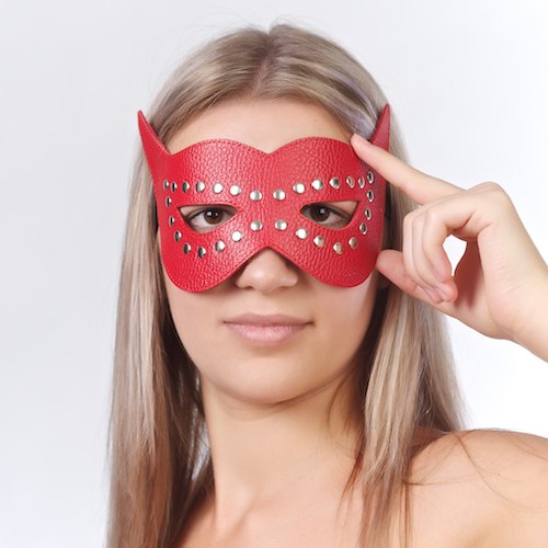 Красная маска на глаза с разрезами и заклепками - Sitabella - купить с доставкой в Абакане