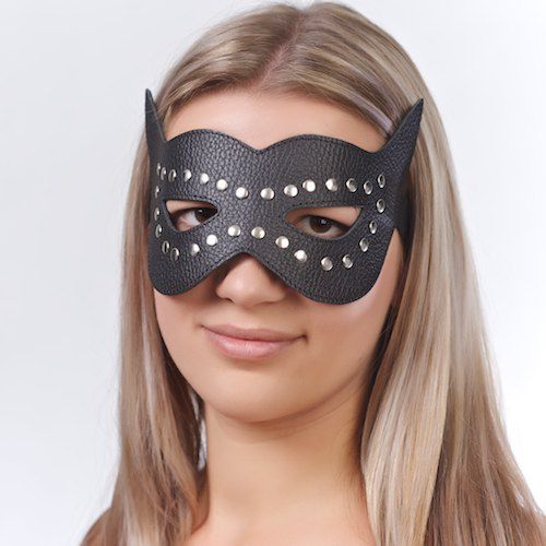 Чёрная кожаная маска с клёпками и прорезями для глаз - Sitabella - купить с доставкой в Абакане