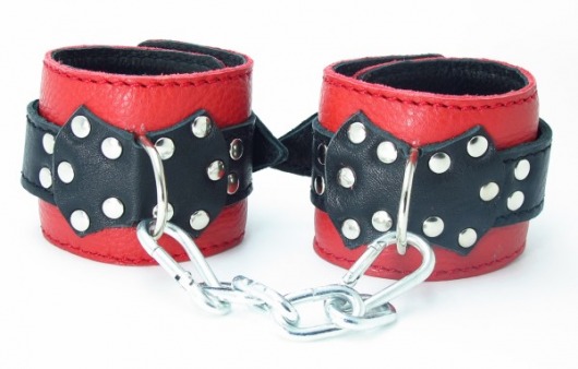 Красные наручники с чёрными проклёпанными ремешками с пряжкой - БДСМ Арсенал - купить с доставкой в Абакане