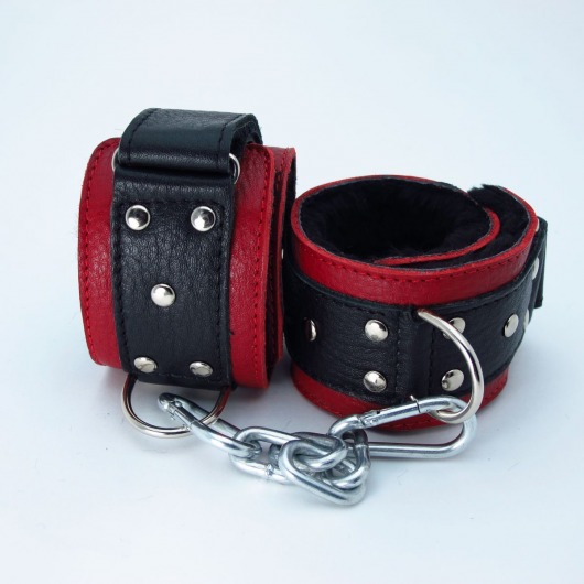 Красно-чёрные кожаные наручники с меховым подкладом - БДСМ Арсенал - купить с доставкой в Абакане