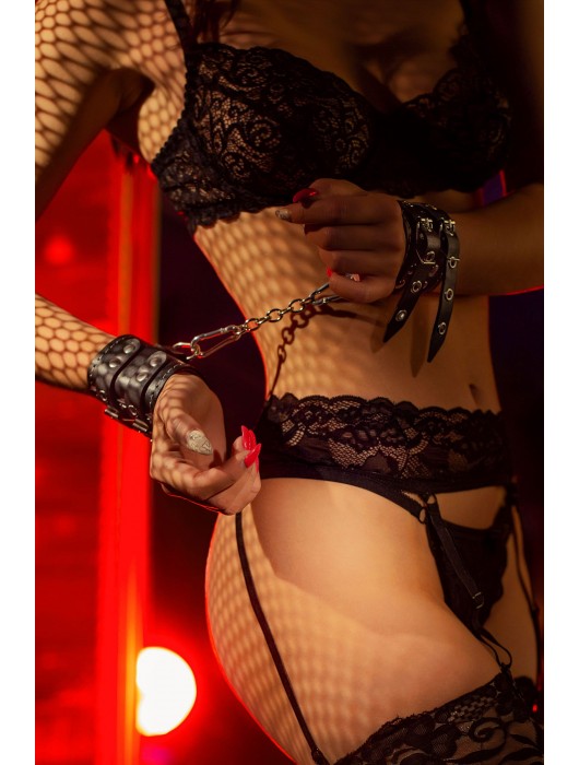 Черные кожаные наручники с двумя ремнями и красной подкладкой - Pecado - купить с доставкой в Абакане