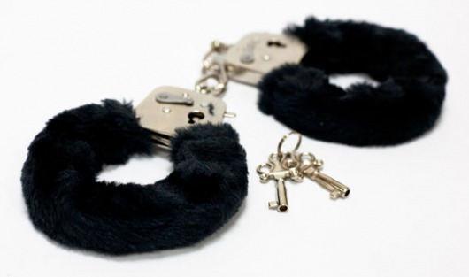 Меховые черные наручники с ключами - Toy Joy - купить с доставкой в Абакане