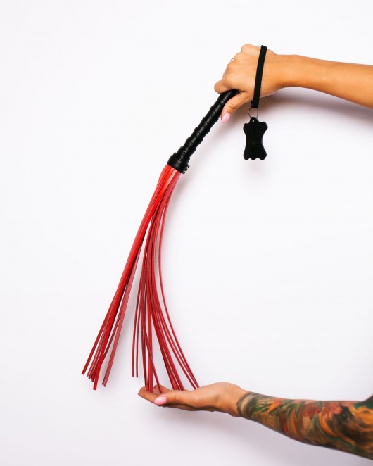 Черно-красный флоггер Scandal из натуральной кожи - 60 см. - Scandal - купить с доставкой в Абакане