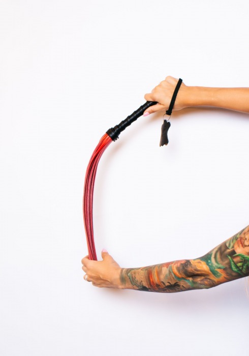 Черно-красный флоггер Scandal из натуральной кожи - 60 см. - Scandal - купить с доставкой в Абакане