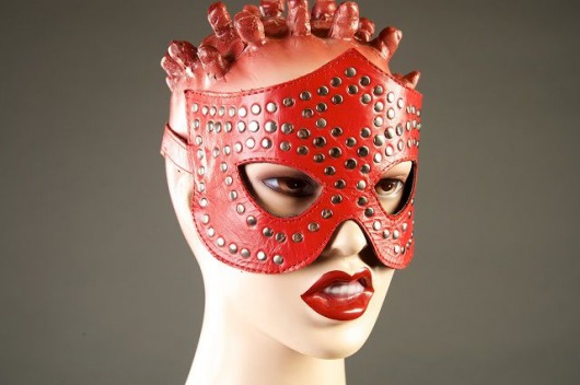 Красная маска-очки с фурнитурой в виде заклепок - Подиум - купить с доставкой в Абакане
