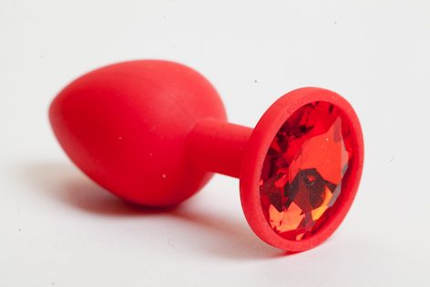 Красная силиконовая анальная пробка с красным стразом - 7,1 см. - 4sexdreaM - купить с доставкой в Абакане