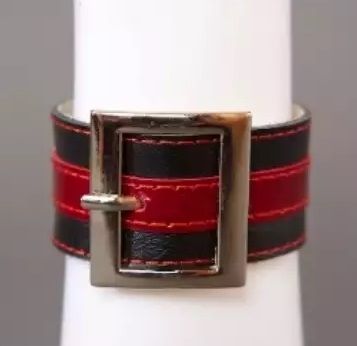 Чёрно-красный браслет с квадратной пряжкой - Подиум - купить с доставкой в Абакане
