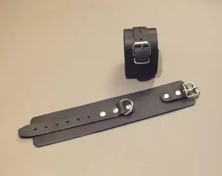 Широкие кожаные наручники универсального размера - Подиум - купить с доставкой в Абакане